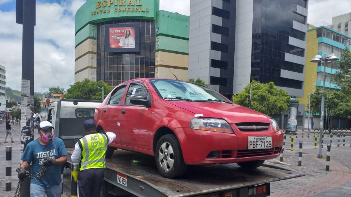 El Municipio de Quito retira los vehículos que incumplen las restricciones de movilidad.