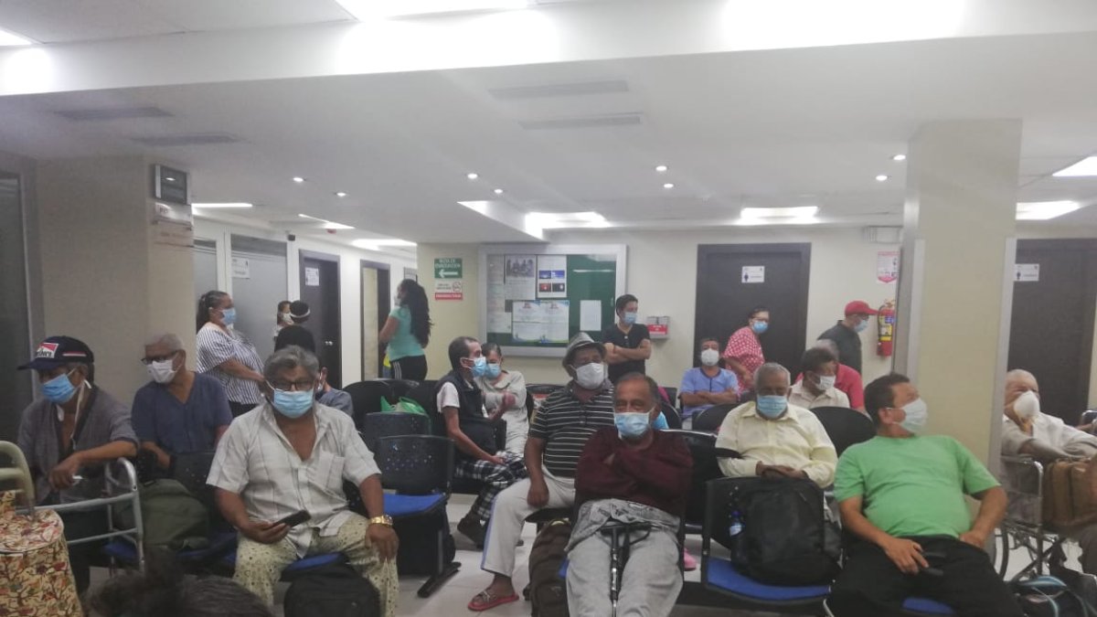 Pese a la insistencia de las autoridades por alejar un cuerpo de otro. En centros de diálisis, aún con riesgo los pacientes se agrupan para recibir su diálisis.