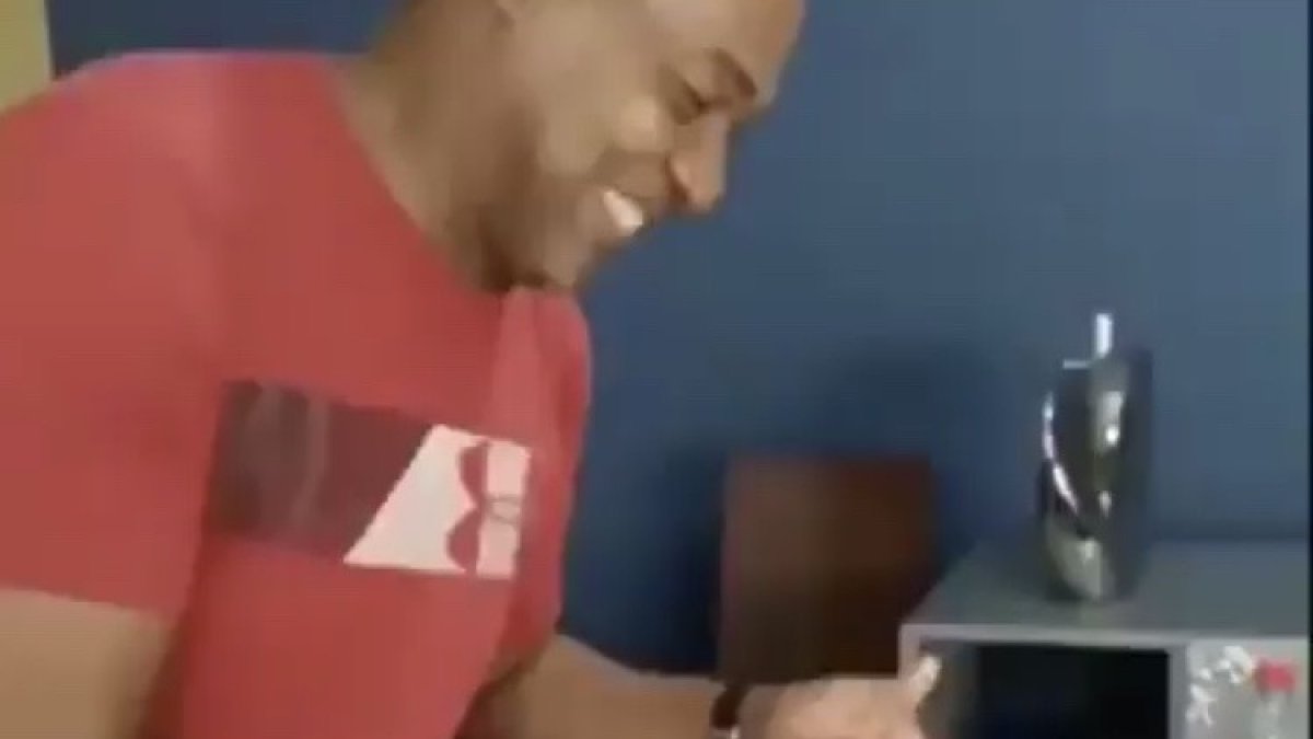 Eduardo Hurtado sirviendo un plato de maduro frito para acompañar el banquete