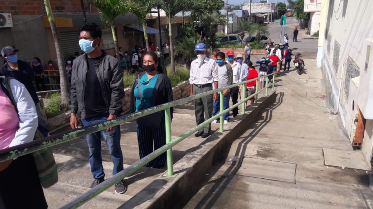 Habitantes del cantón Pedro Carbo madrugan a hacer fila para recibir el beneficio.
