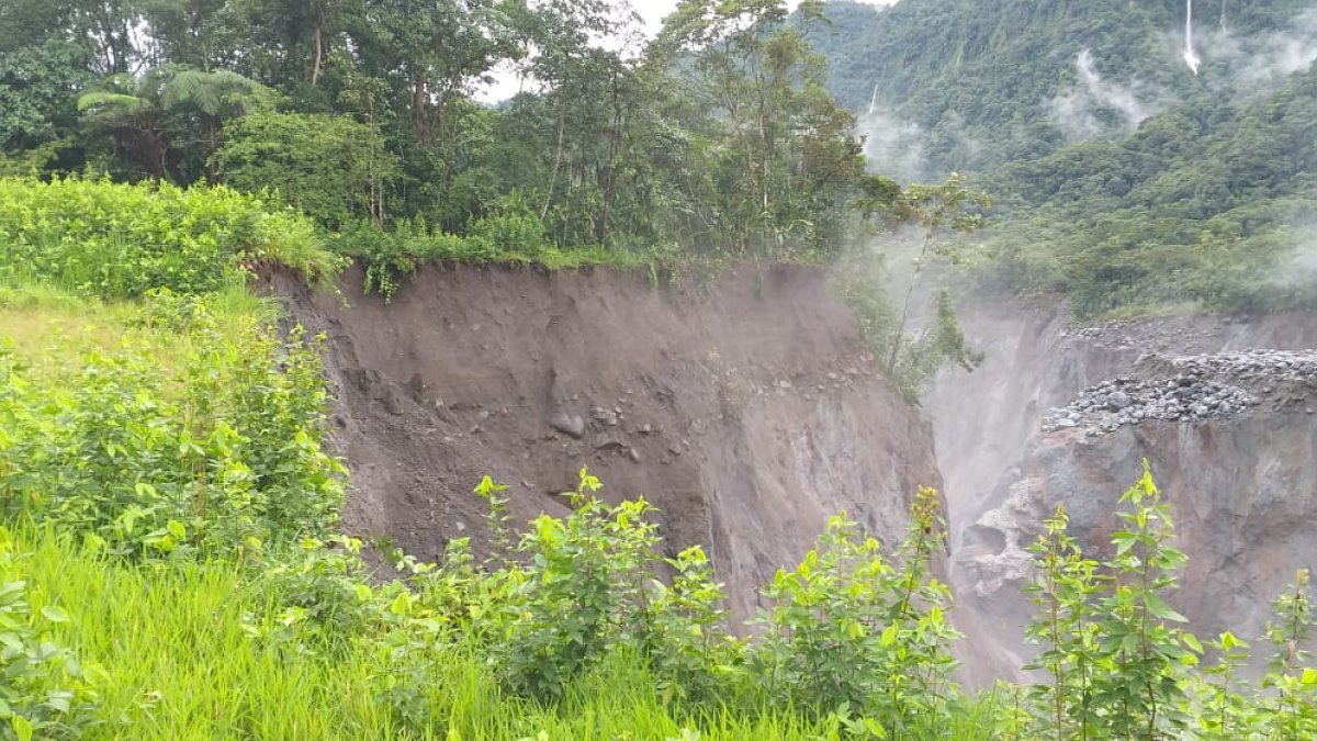 Imagen del hundimiento de tierra que fue reportado este 7 de abril de 2020, que causó la paralización de los oleoductos.
