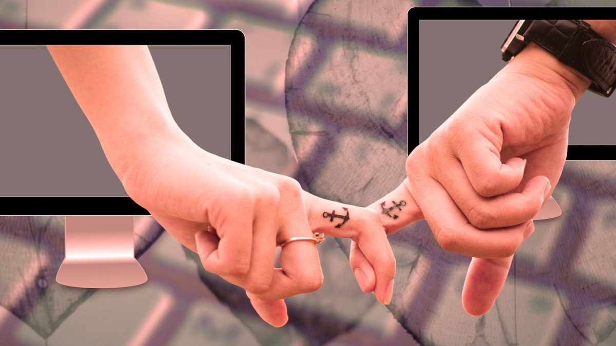 Aplicaciones y redes sociales se convierten en celetinas en una época en la que manda el aislamiento social.