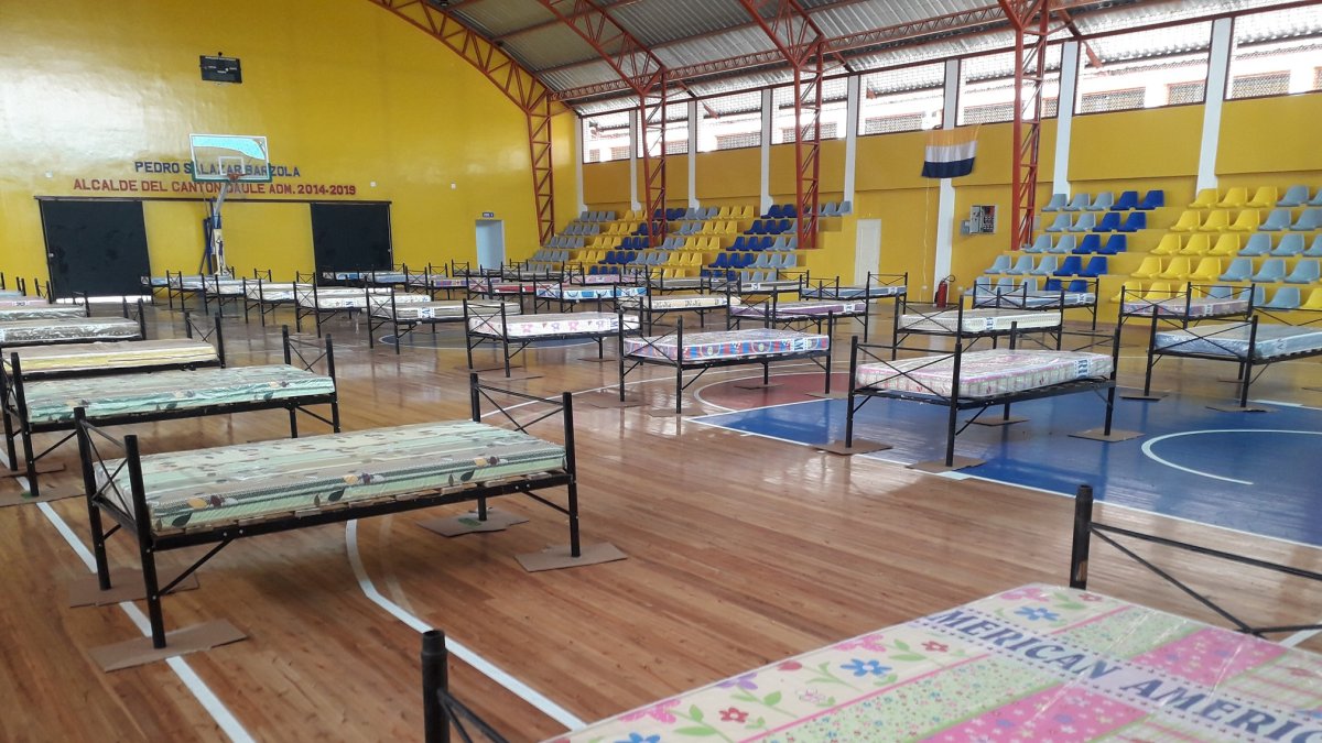 Adecuación. El coliseo Nicolás Lapentti está equipado con 40 camas y otros implementos de limpieza.