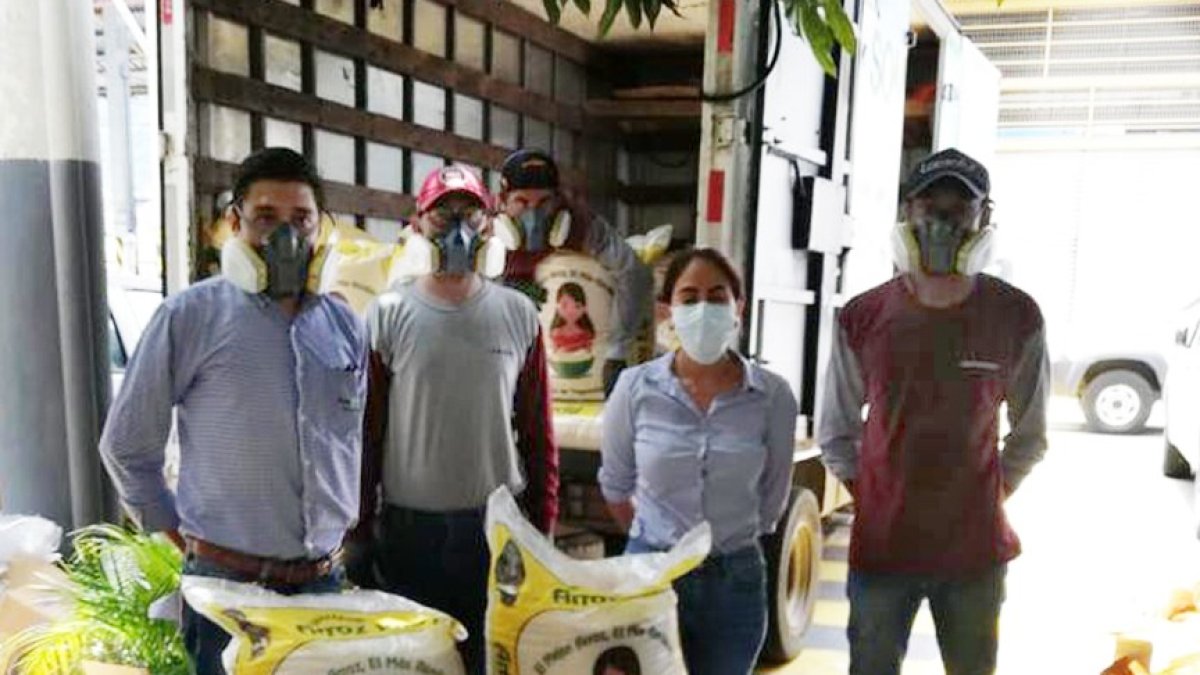 Uno de los auspiciantes del Ídolo ayudó a entregar arroz para las personas necesitadas.