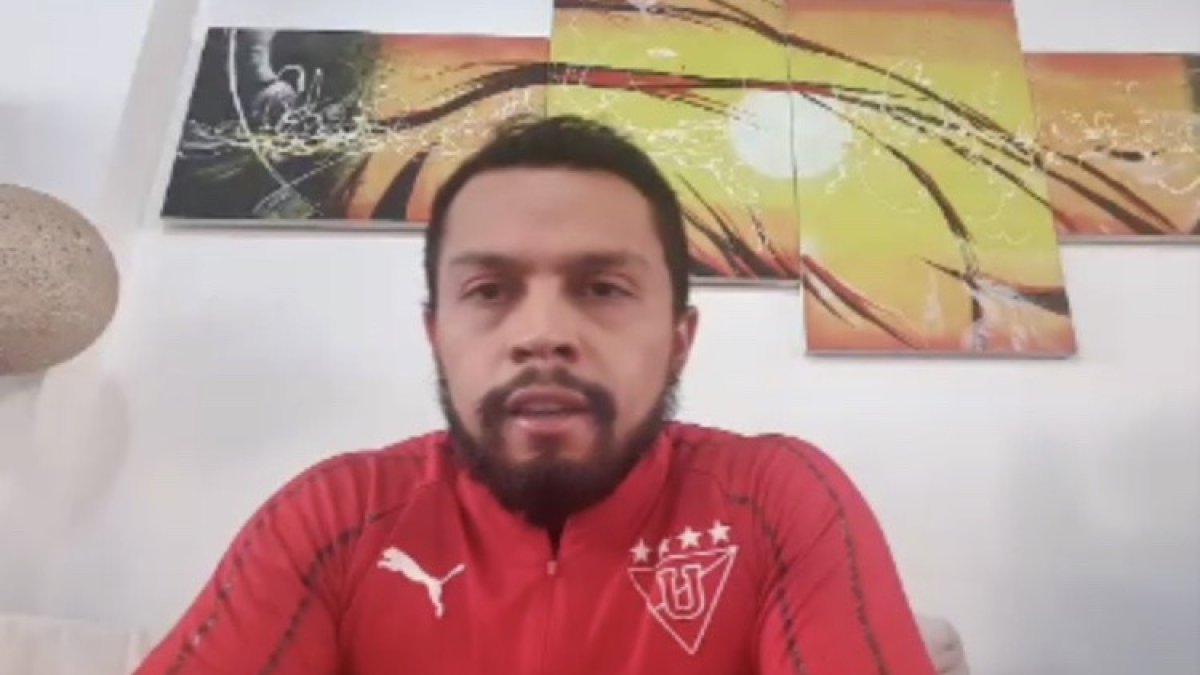 Édison Vega dirigió la rueda de prensa de Liga de Quito por internet.