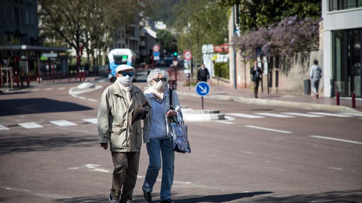 Para pacientes con coronavirus, la polución aumenta el riesgo de problemas respiratorios.