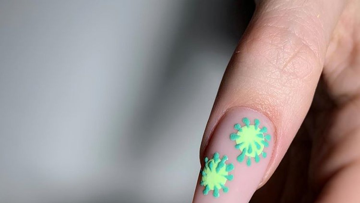 Con una base de esmalte transparente, basta un círculo en color neón y un verde más fuerte hacer pequeños trazos, semejantes a gotas.