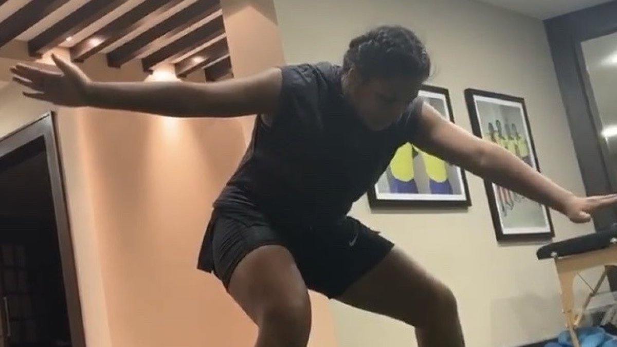 Doménica Valencia entrenó con el Toño en el gimnasio que la familia tiene en casa.