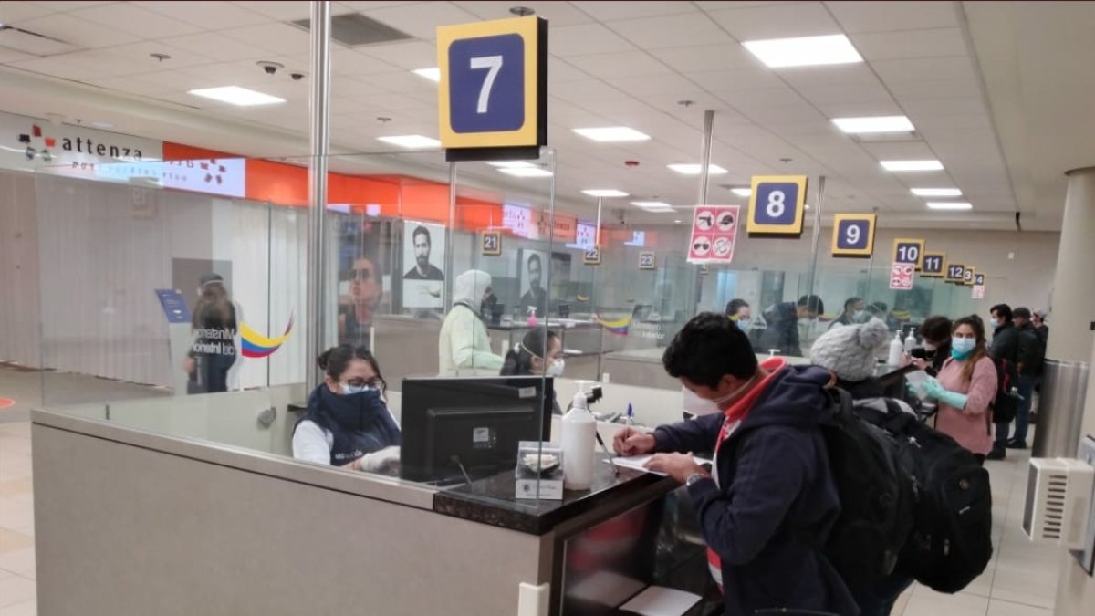 El pasado 7 de abril llegó un avión con 77 ecuatorianos varados en España, informó la Cancillería.