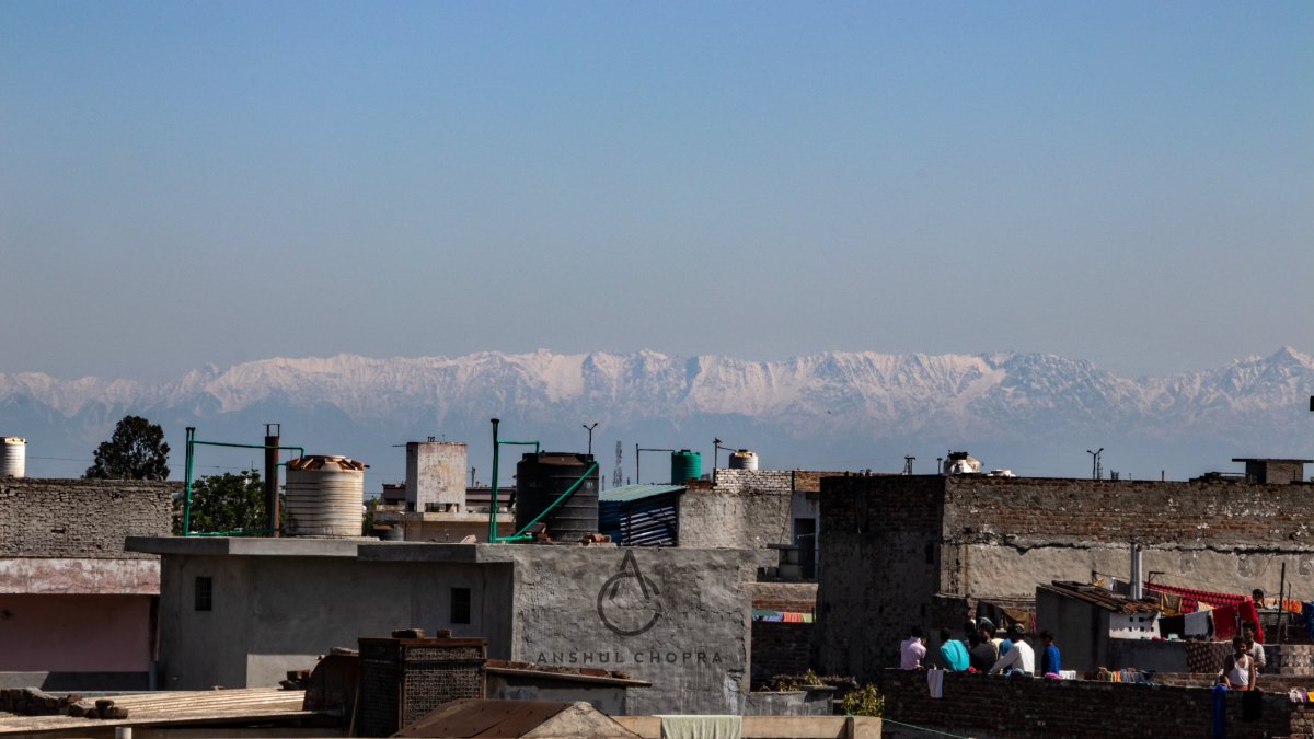Este miércoles 8 de abril, la cordillera del Himalaya fue redescubierta gracias a la reducción de la contaminación en el aire.