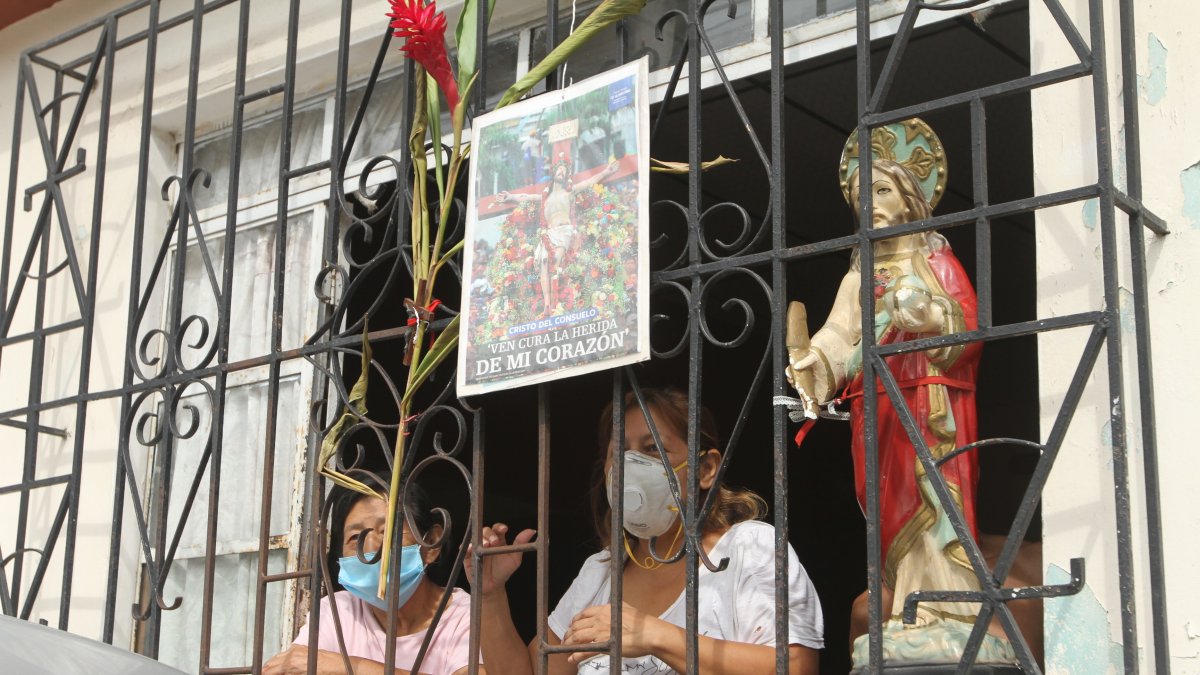 Las familias exhibieron sus santos para celebrar el Jueves Santo.