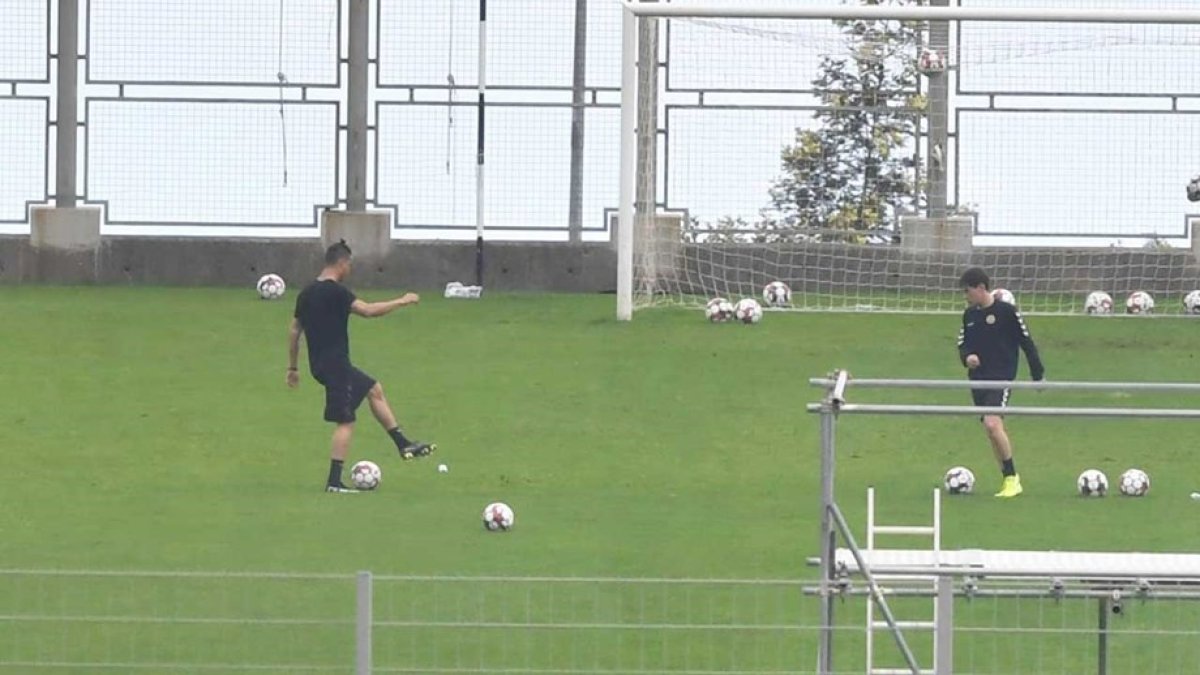 El futbolista portugués rompió el aislamiento en su natal Funchal para tocar el balón por algunos minutos en un campo profesional.