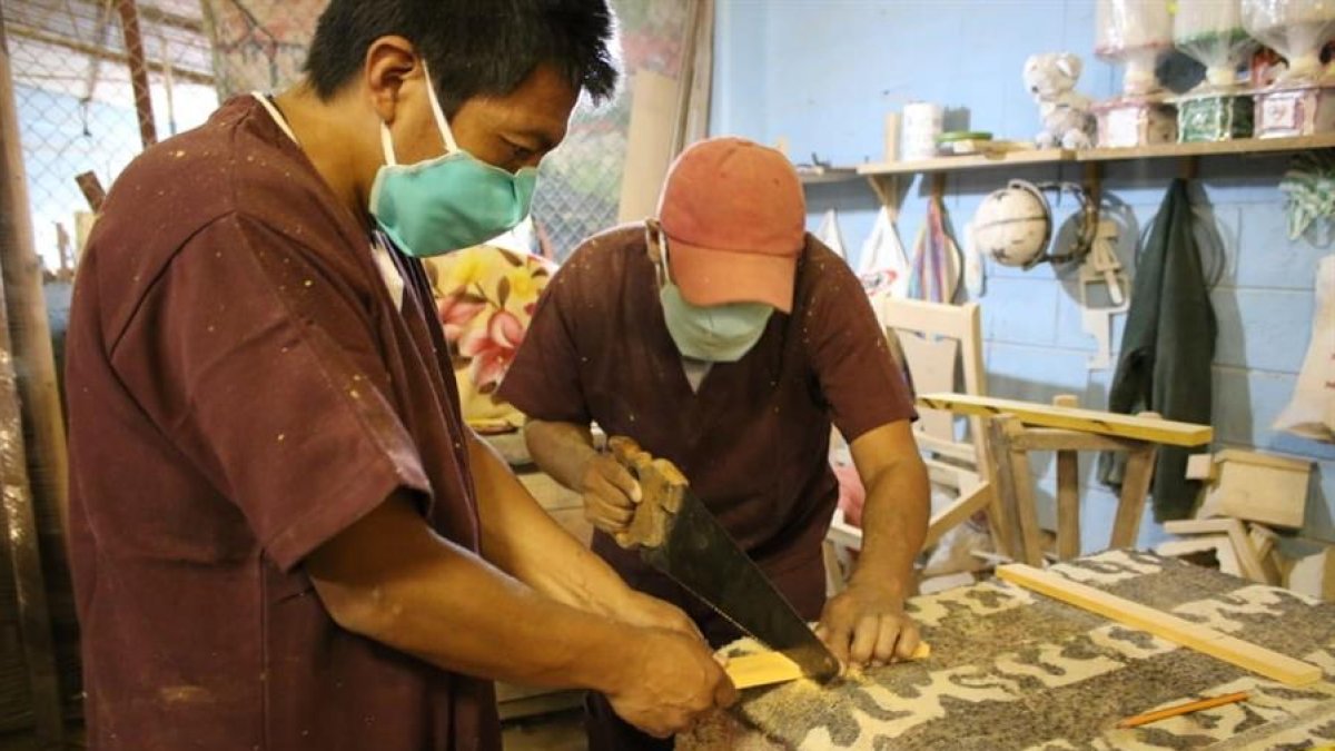 Presos fabrican ataúdes en el centro penitenciario de la ciudad de Ambato.