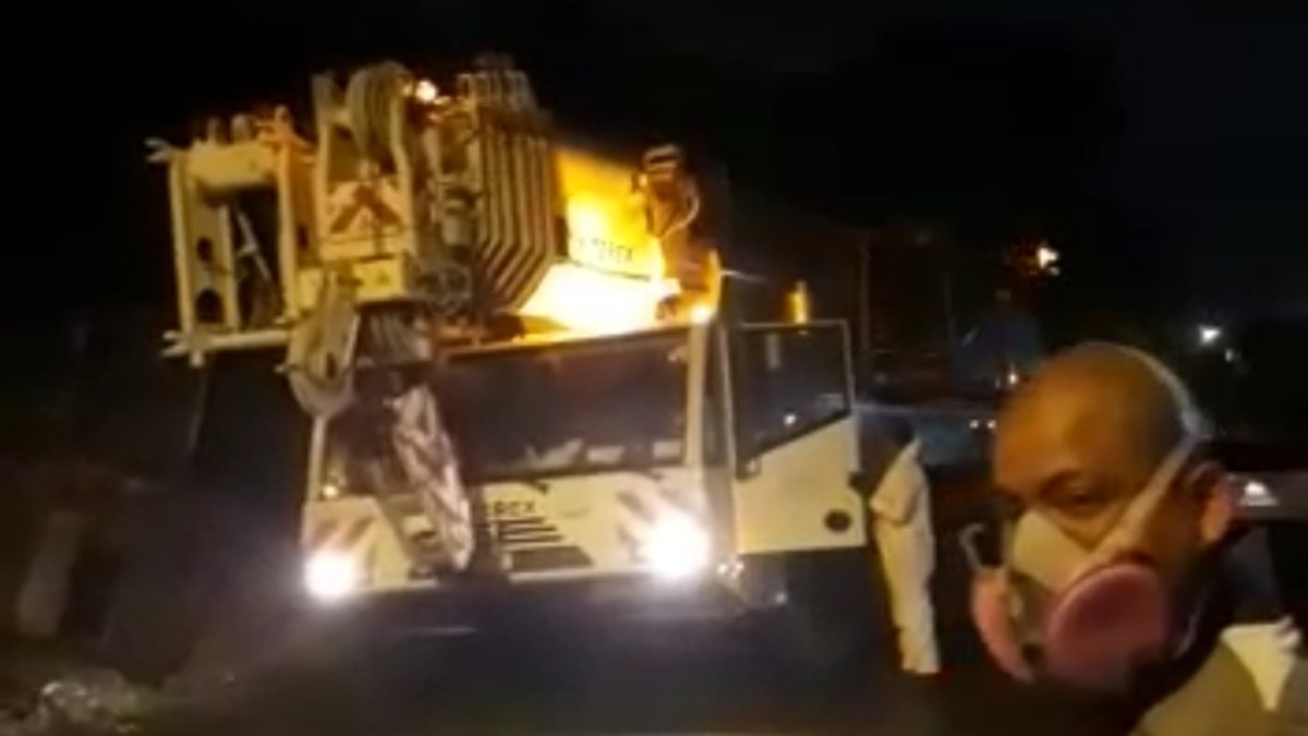 Los vecinos registraron el momento del arribo de cadáveres en un contenedor.