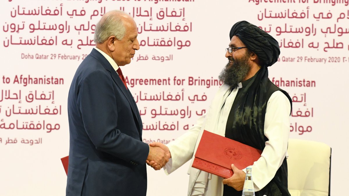  Los representantes de EE. UU. y los talibanes durante la firma de la paz, en febrero pasado.