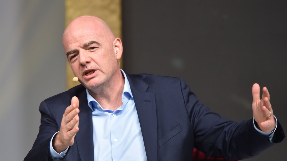 Gianni Infantino, presidente de la FIFA, señaló que sería irresponsable obligar a las competiciones a reanudar si las cosas no están 100 % seguras.