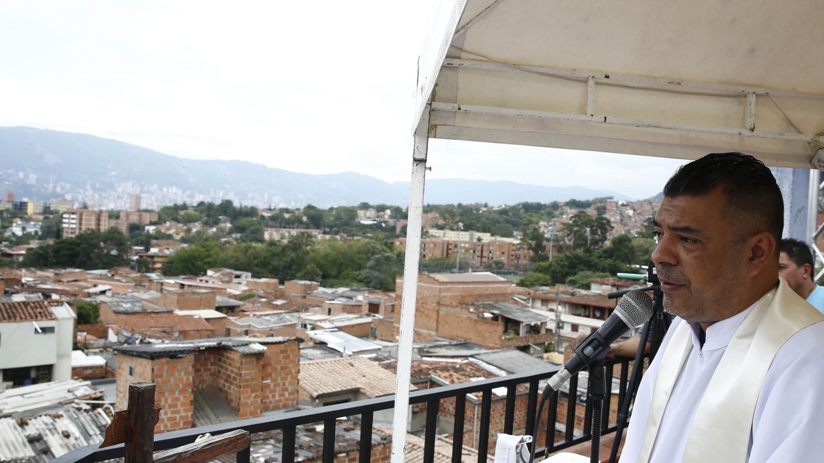 MEDELLÍN. El sacerdote Wilson Grajales, de la Parroquia Santuario del Divino Niño, celebra una misa este jueves en la terraza de su casa en el barrio Antonio Nariño de la comuna 13.