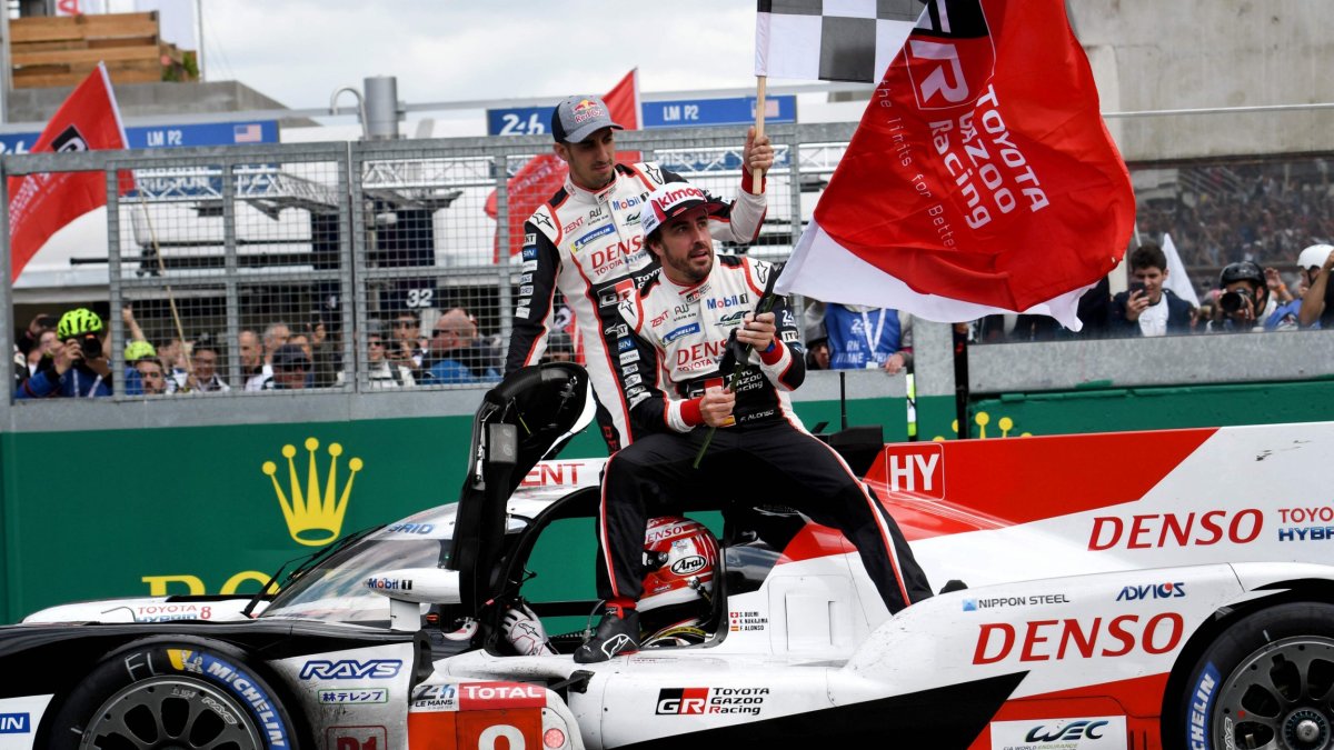 El español Fernando Alonso (d) ganó las dos últimas ediciones de la prueba a bordo de un Toyota TS050 Hybrid, junto con el suizo Sebastien Buemi (i) y el japonés Kazuki Nakajima.