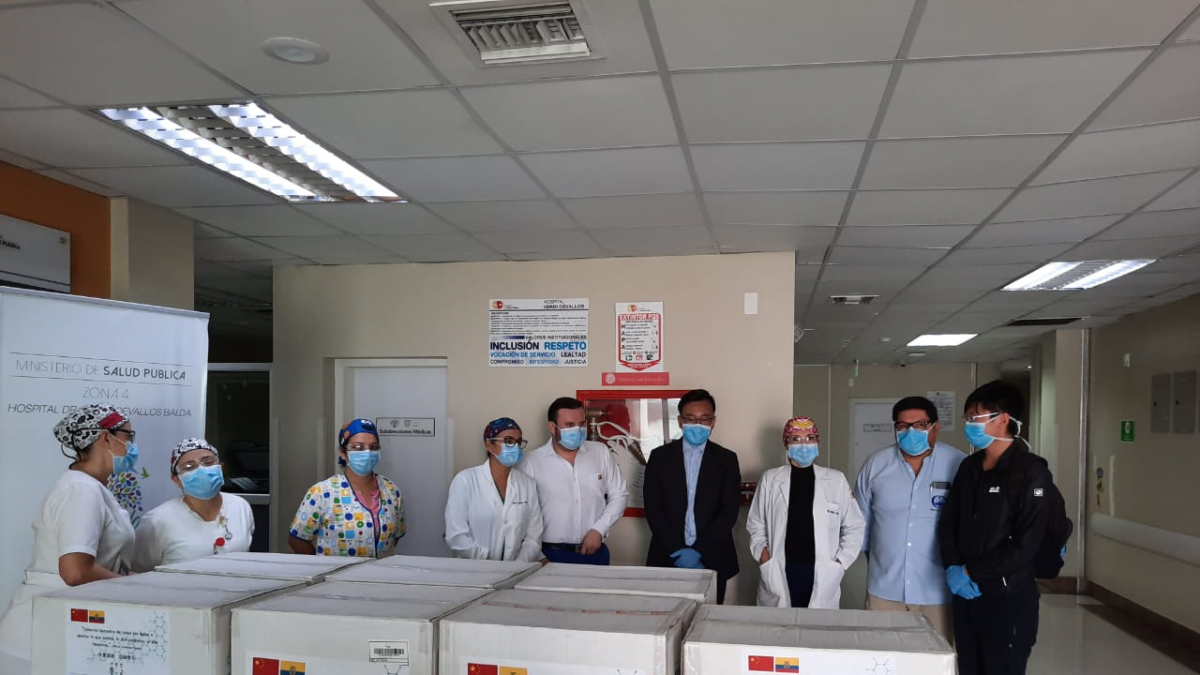 La empresa Chinarailway entregó 32.000 mascarillas quirúrgicas en el hospital Verdi Cevallos en Manabí