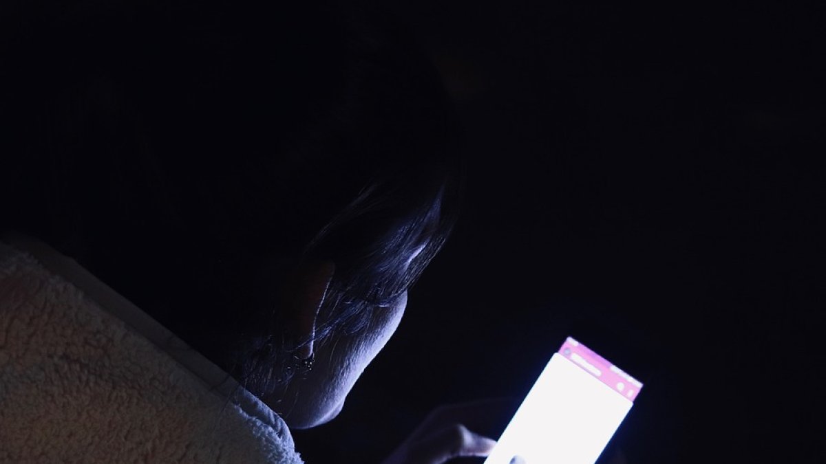 Es importante no llevar nuestros celulares a la cama antes de dormir.