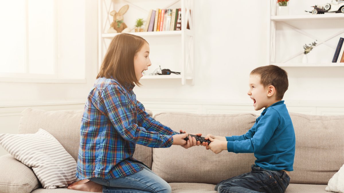 Como jefe del hogar usted debe de actuar como mediador entre sus hijos. Recuerde el diálogo es la clave.