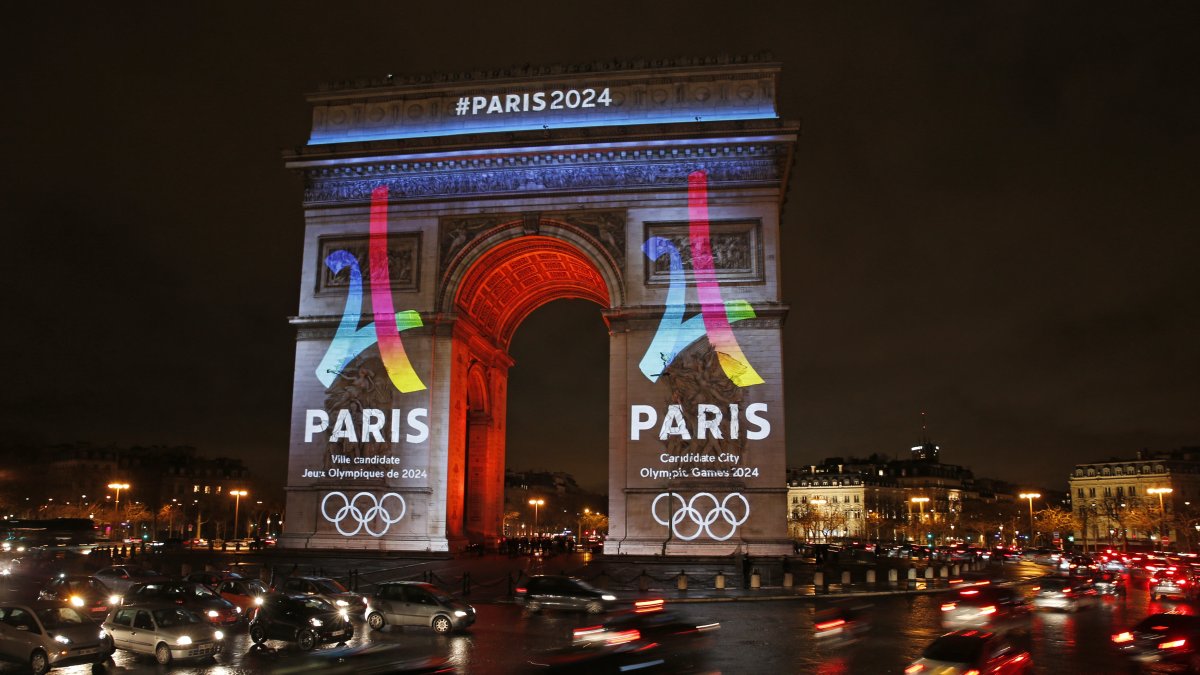 Designación. El Arco del Triunfo, en París, anunció en septiembre de 2017 la elección de la ciudad como sede de los Juegos Olímpicos.