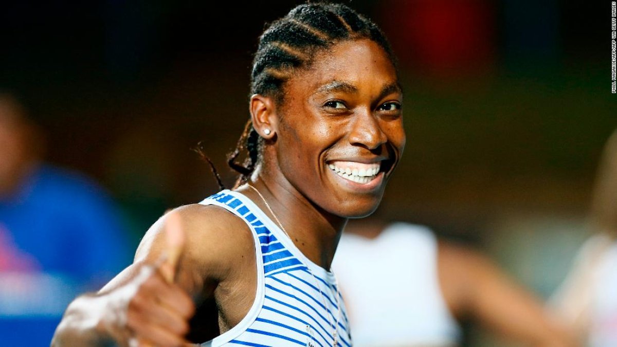 Caster Semenya tiene un exceso natural de hormonas sexuales masculinas e intenta competir como mujer.
