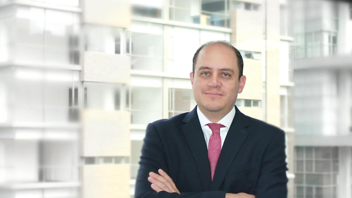 Prado tiene un PhD en Management con énfasis en Competitividad, Lancaster University Management School, Lancaster University. UK Inglaterra