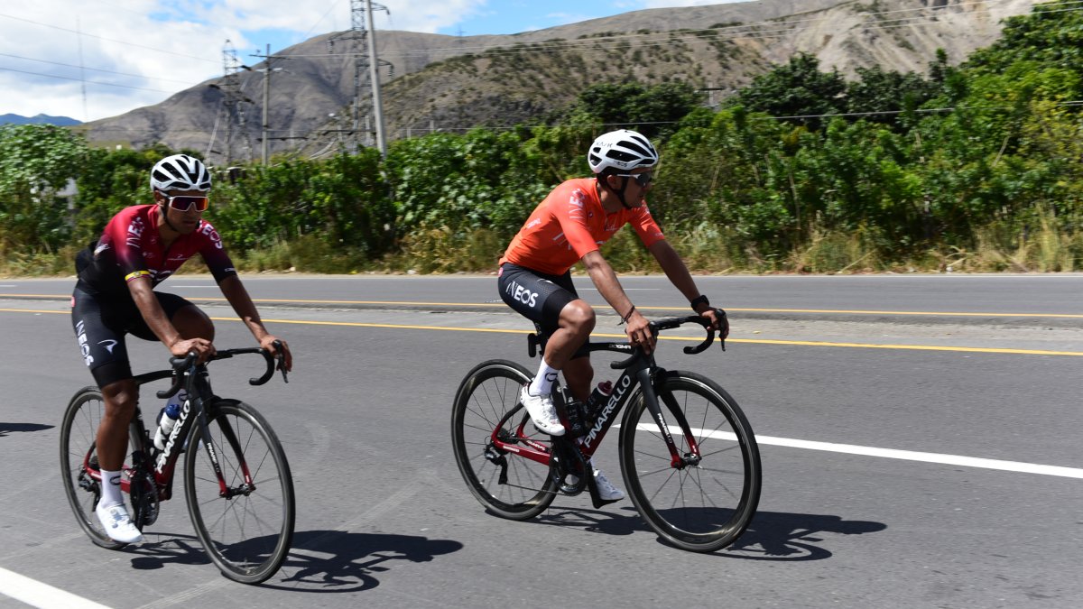 Los ciclistas ecuatorianos Jhonatan Narváez y Richard Carapaz formarán parte de la primera carrera virtual organizada por el Team Ineos.