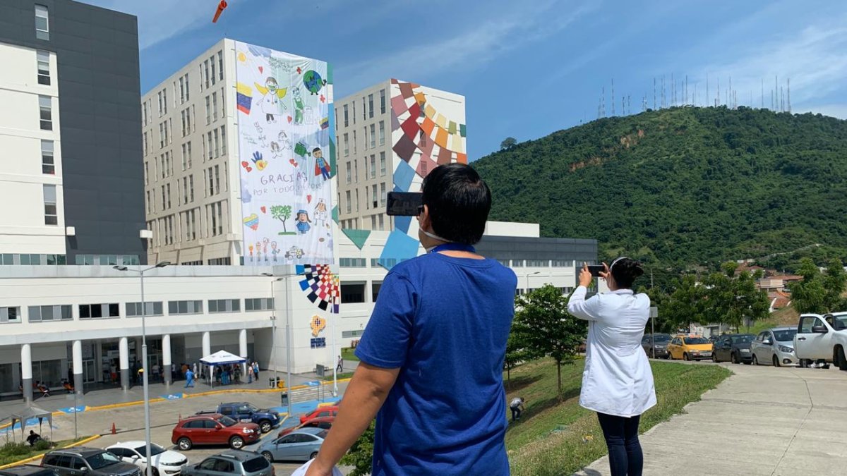 Hecho. El hospital del IESS de Los Ceibos ha sido el primero en recibir el enorme telón lleno de positivismo.