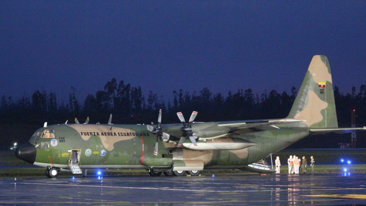 Un avión de la Fuerza Aérea Ecuatoriana llegó la madrugada de este sábado con ayuda donada por una fundación de Estados Unidos.