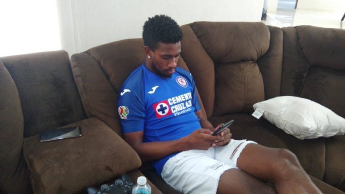 Jonathan Borja, delantero del Cruz Azul, no tuvo un debut feliz en el torneo virtual.