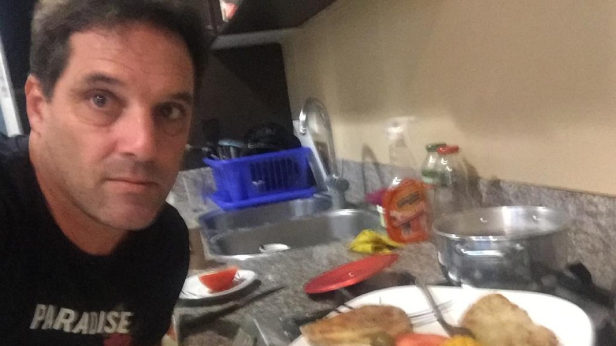 Fabián Frías sabe de cocina y prepara sus platillos favoritos.