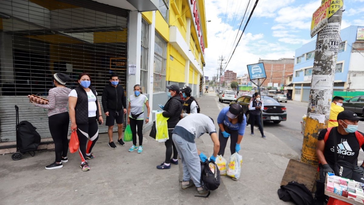 Indumentaria. El uso de mascarillas y guantes es, desde esta semana, obligatorio en todo el país.