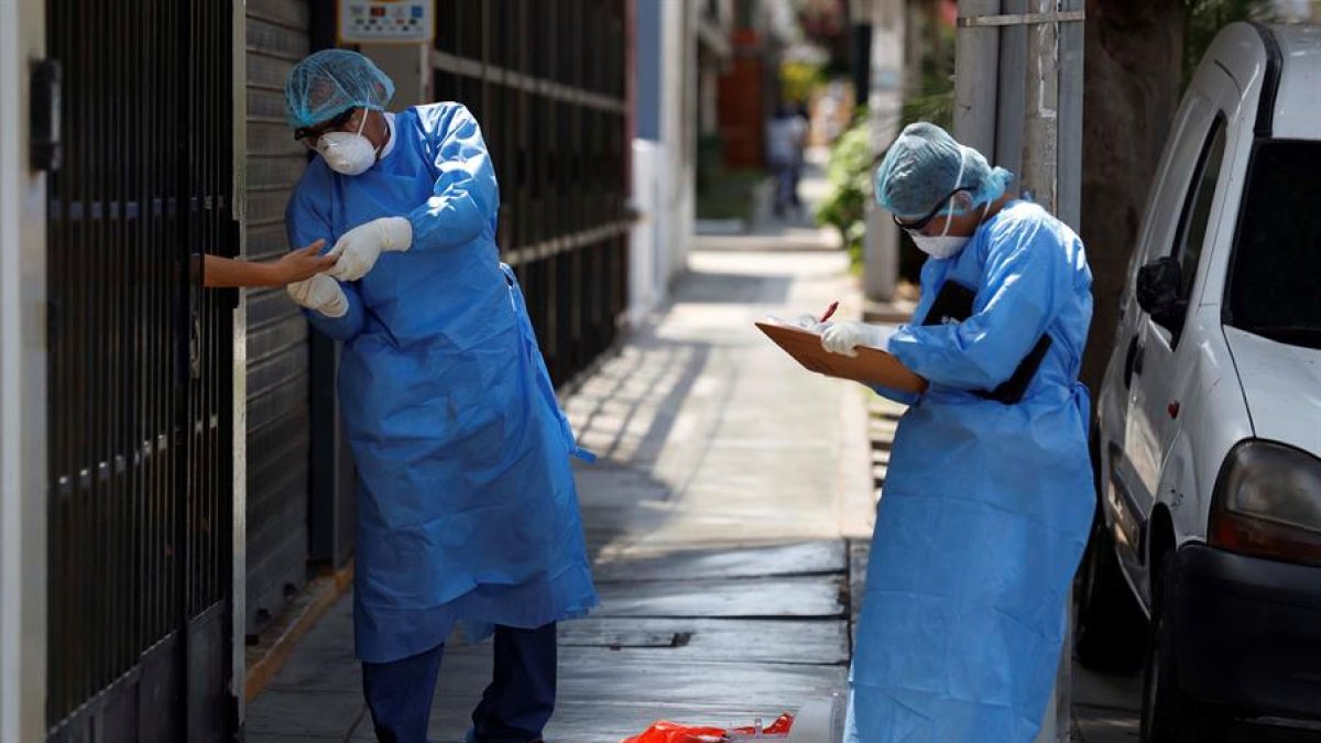 Coronavirus en Perú.Trabajadores del Ministerio de Salud toman muestras a domicilio para pruebas de coronavirus en Lima.