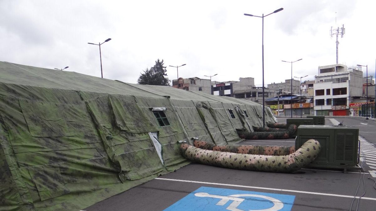 En el Hospital del IESS del Sur de Quito se instalaron carpas para alojar pacientes.