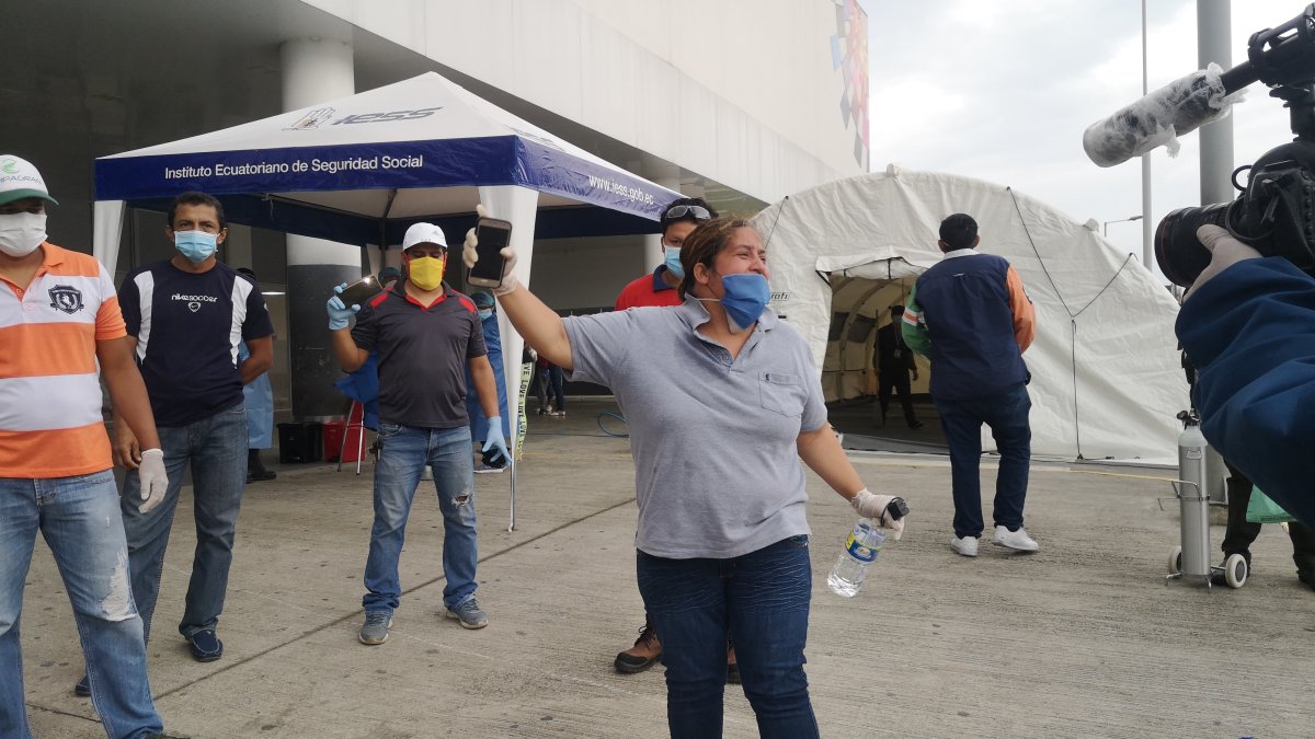 Una mujer culpa de la muerte de su esposo a la administración del hospital IESS de Ceibos.