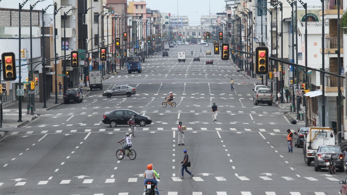 La avenida Machala se mezcló de transeúntes, bicicletas, motos y carros este fin de semana.