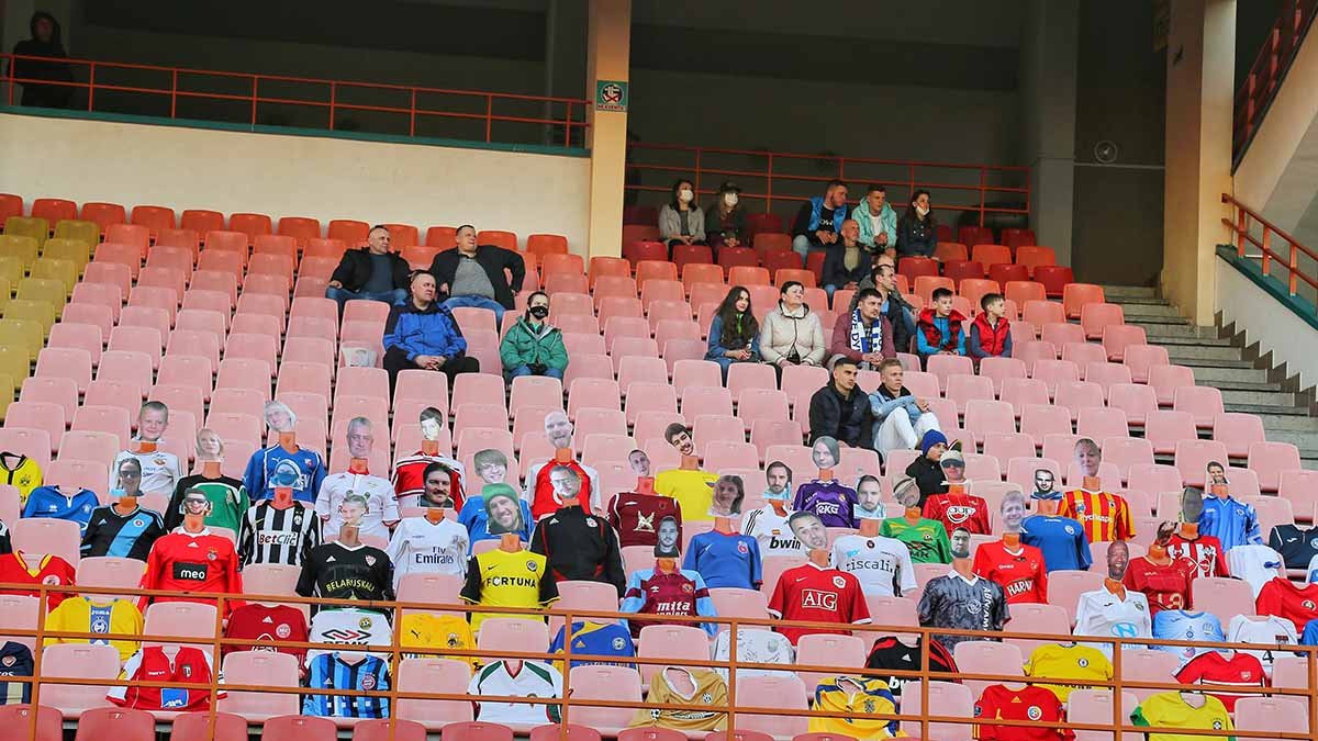 El Dynamo Brest de Bielorrusia ofrece a los aficionados que compran entradas y no quieren ir al estadio por temor al coronavirus, ubicar un maniquí con la foto de su rostro.