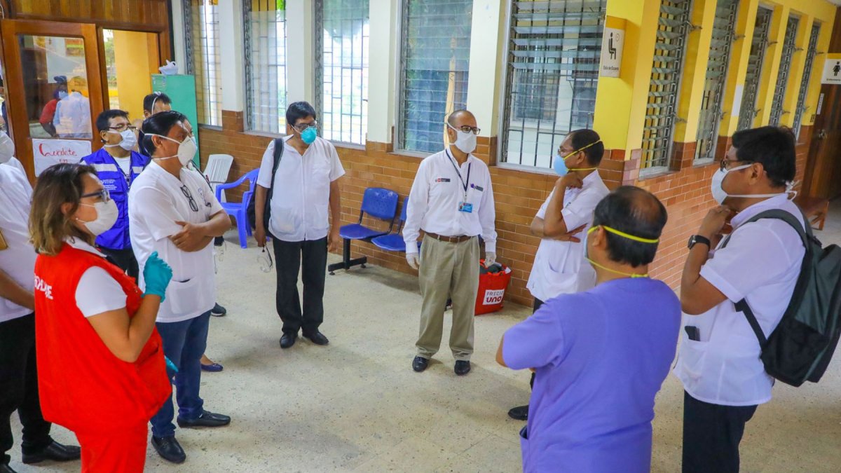 Víctor Zamora (al centro), ministro de Salud de Perú, en un hospital en la ciudad de Iquitos.