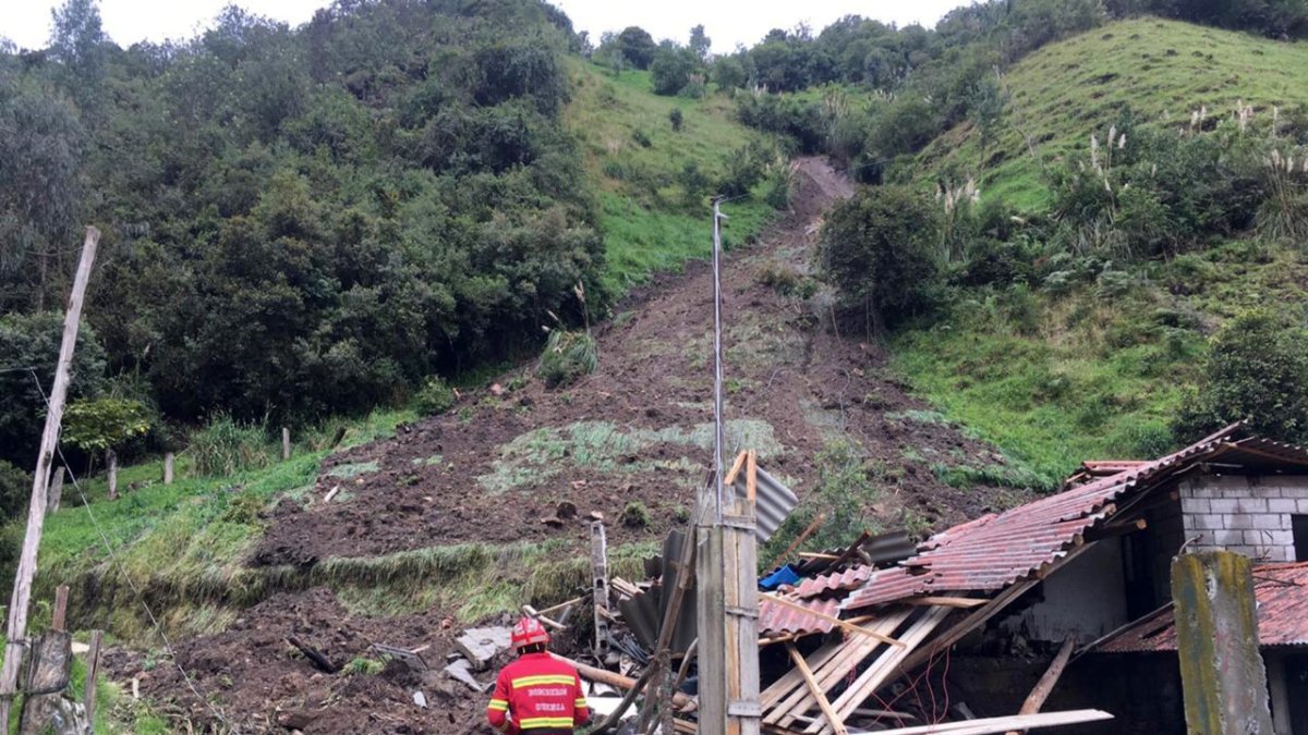 Un bombero camina junto a los escombros de una de las casas destruidas.