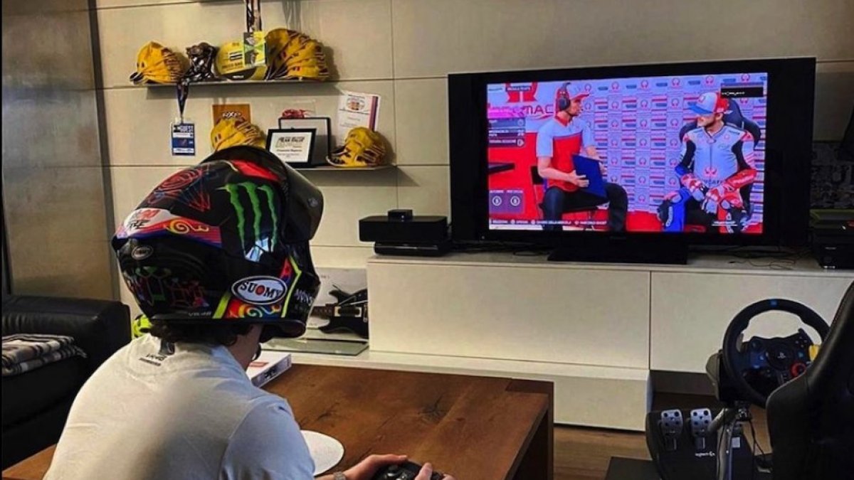 Francesco Bagnaia (Pramac Racing), se llevó por delante a Maverick Viñales (Monster Energy Yamaha) y a Alex Márquez.