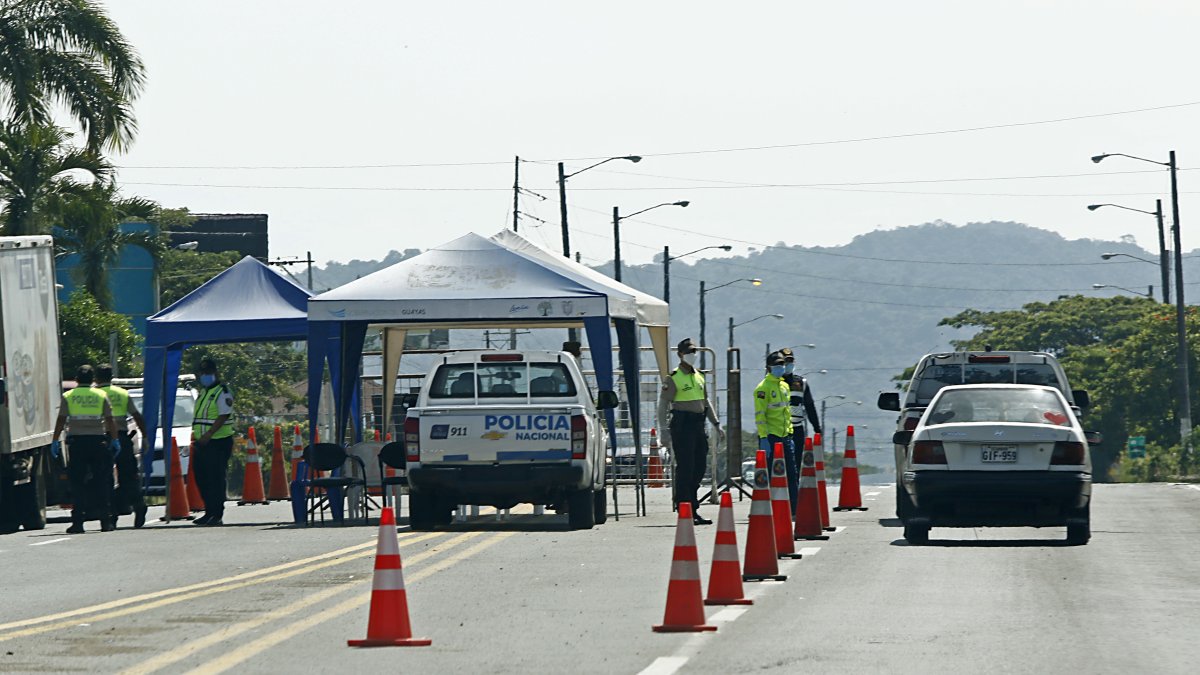 Un control policial en el peaje de la vía a la costa detiene a los vehículos.