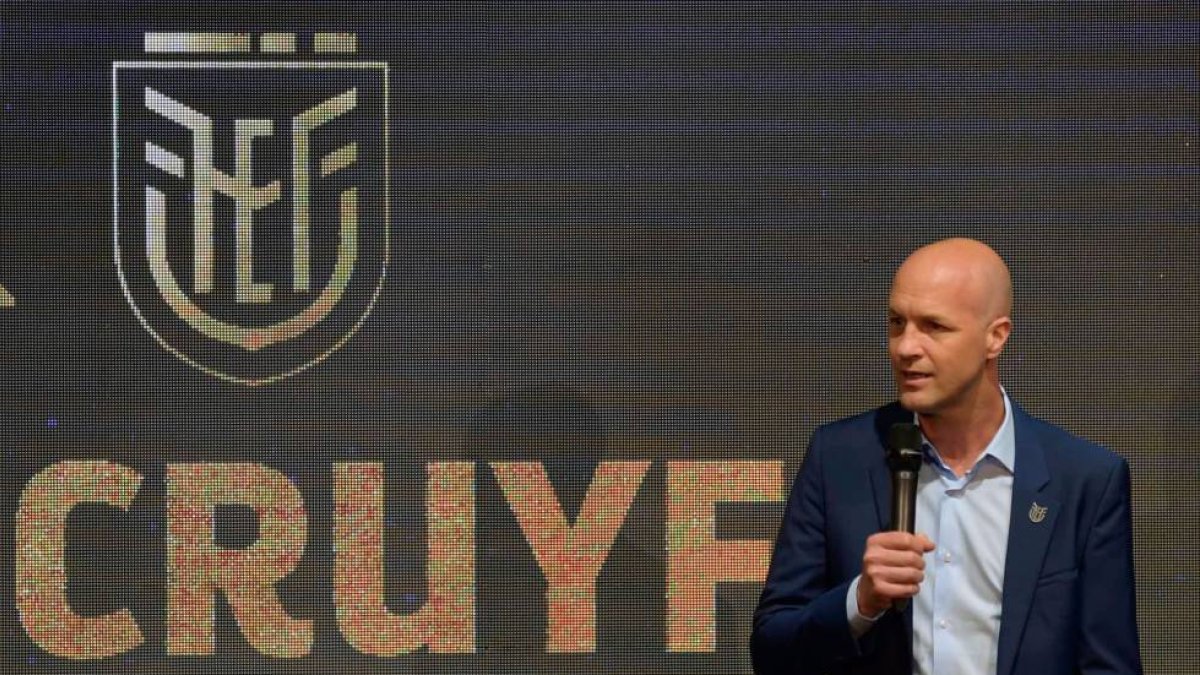 La Federación Ecuatoriana de Fútbol anunció que el salario de Jordi Cruyff, quien actualmente se encuentra en España, se reduce un 70 %.
