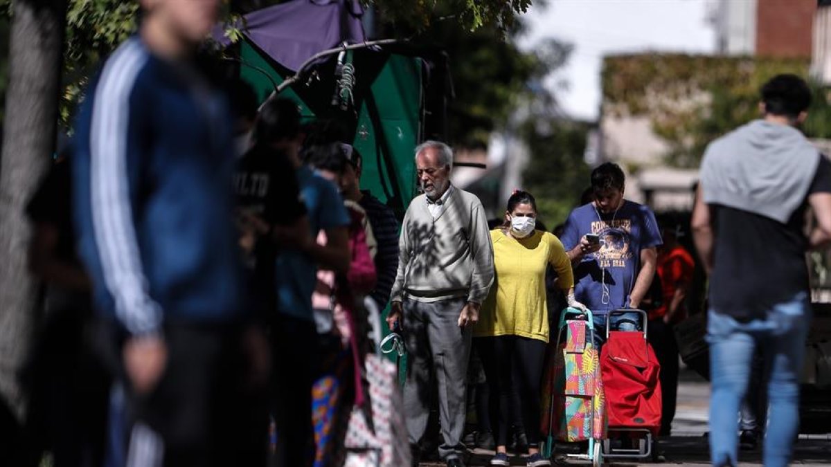 Ciudadanos hacen fila en un supermercado de Buenos Aires, capital de Argentina.