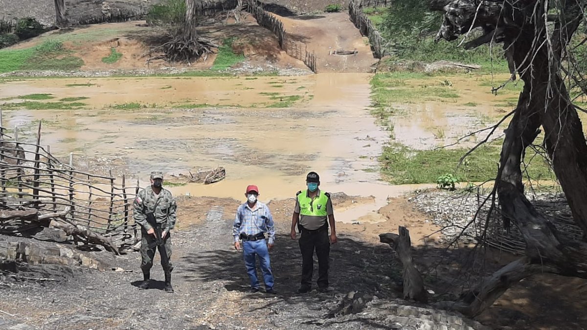 Policías y militares vigilan uno de los sitios de Limones por donde suele ingresar y salir mercadería.