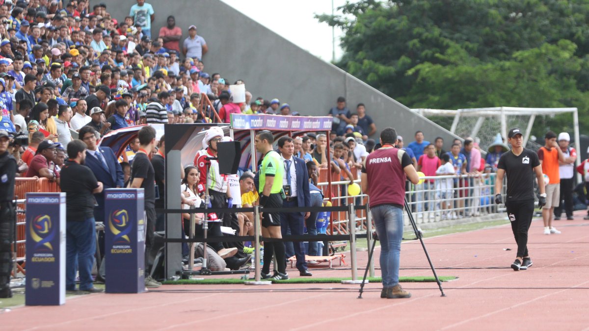 El VAR fue implementado en el partido entre Liga de Quito y Delfín, válido por la final de la Supercopa Ecuador que se jugó en el 2020..