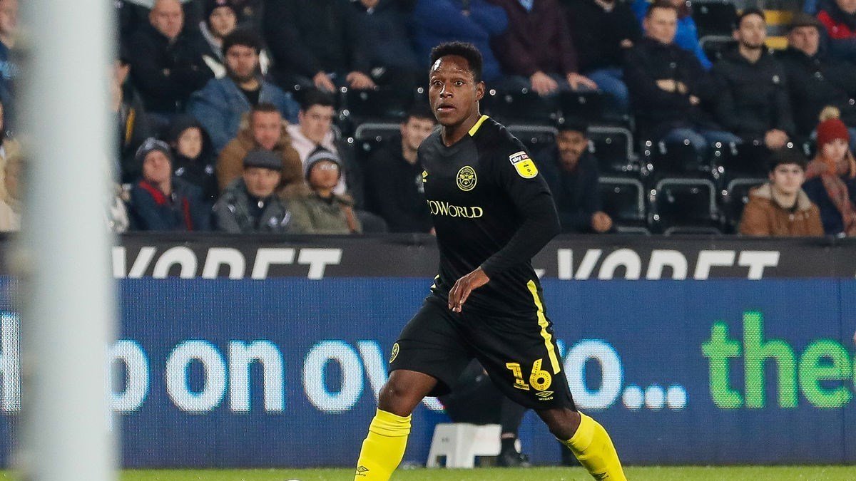 Joel Valencia, volante ecuatoriano del Brentford, de la segunda división inglesa.