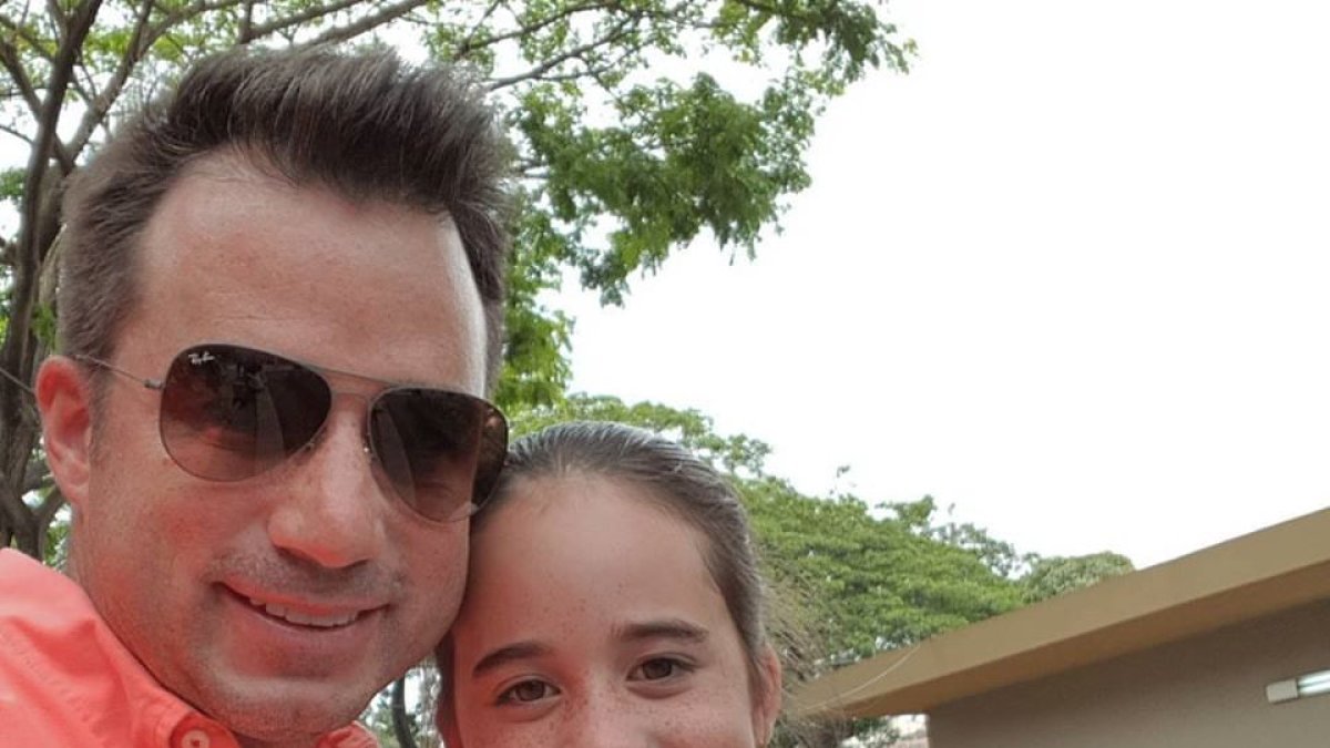 Andrés con su hija, Lola. La enfermedad los ha mantenido separados.