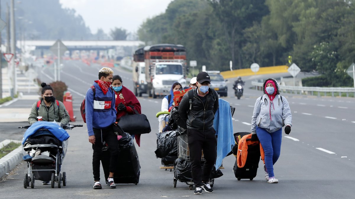 Migrantes venezolanos dejan Bogotá para regresar a Venezuela debido a la crisis económica causada por el coronavirus